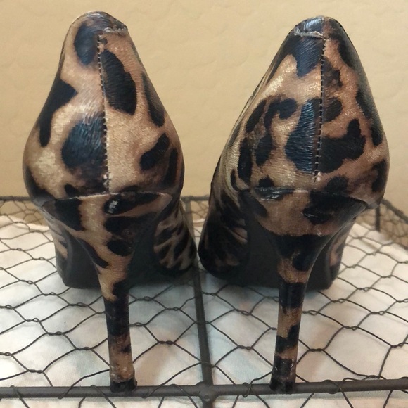 Leopard Print Pumps- Size 6 - Picture 6 of 6
